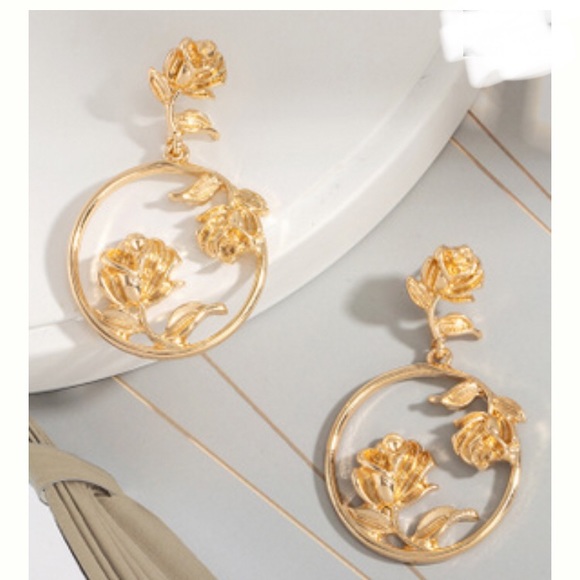 ☀️3/$30 Gold Floral Drop Hoop Earrings - Picture 2 of 2